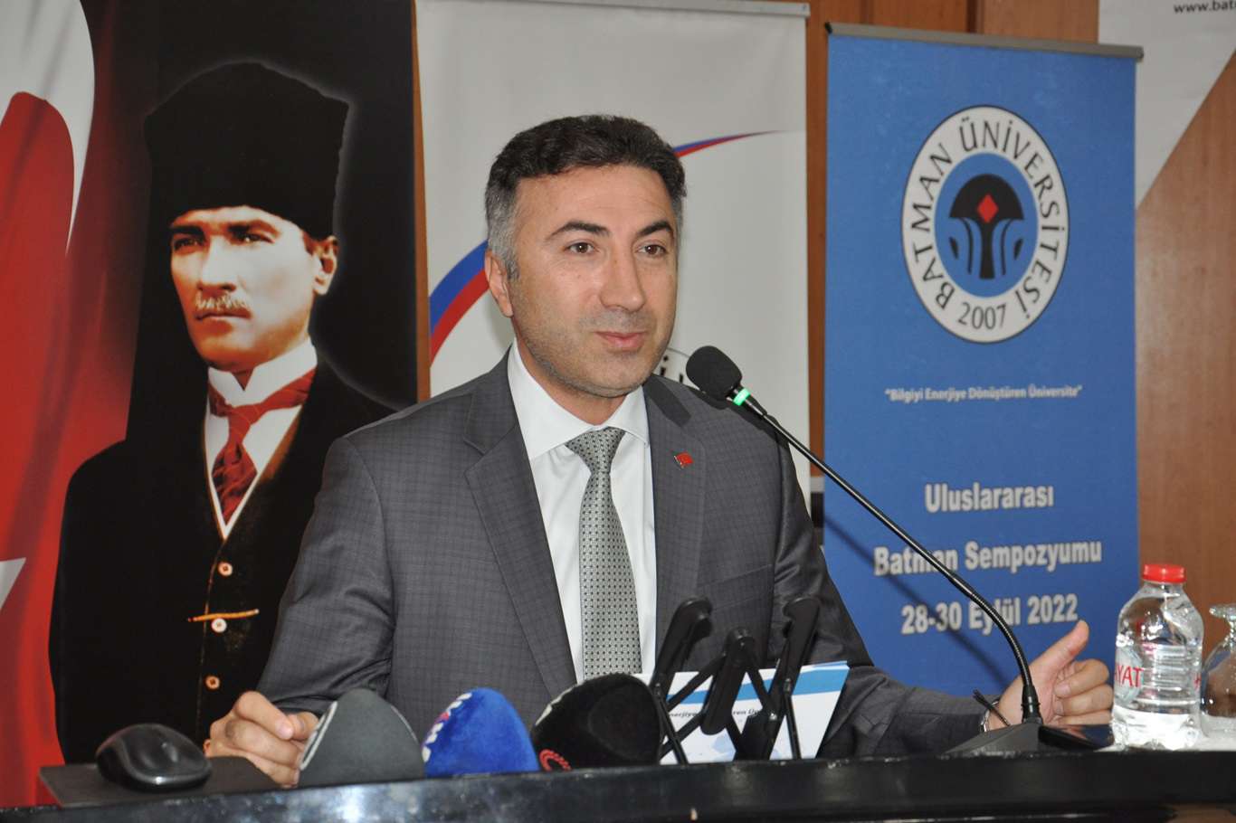 Batman'da "Bilgiyi Enerjiye Dönüştüren Üniversite" sempozyumu başladı Batman'da "Bilgiyi Enerjiye Dönüştüren Üniversite" sempozyumu başladı